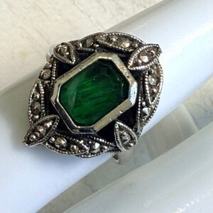 Avon Emerald Green Glass Ring